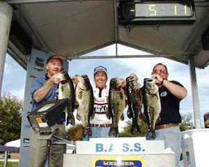 Dean Rojas record breaking limit in Bass Masters tournament on Lake Toho - Kissimmee, Florida